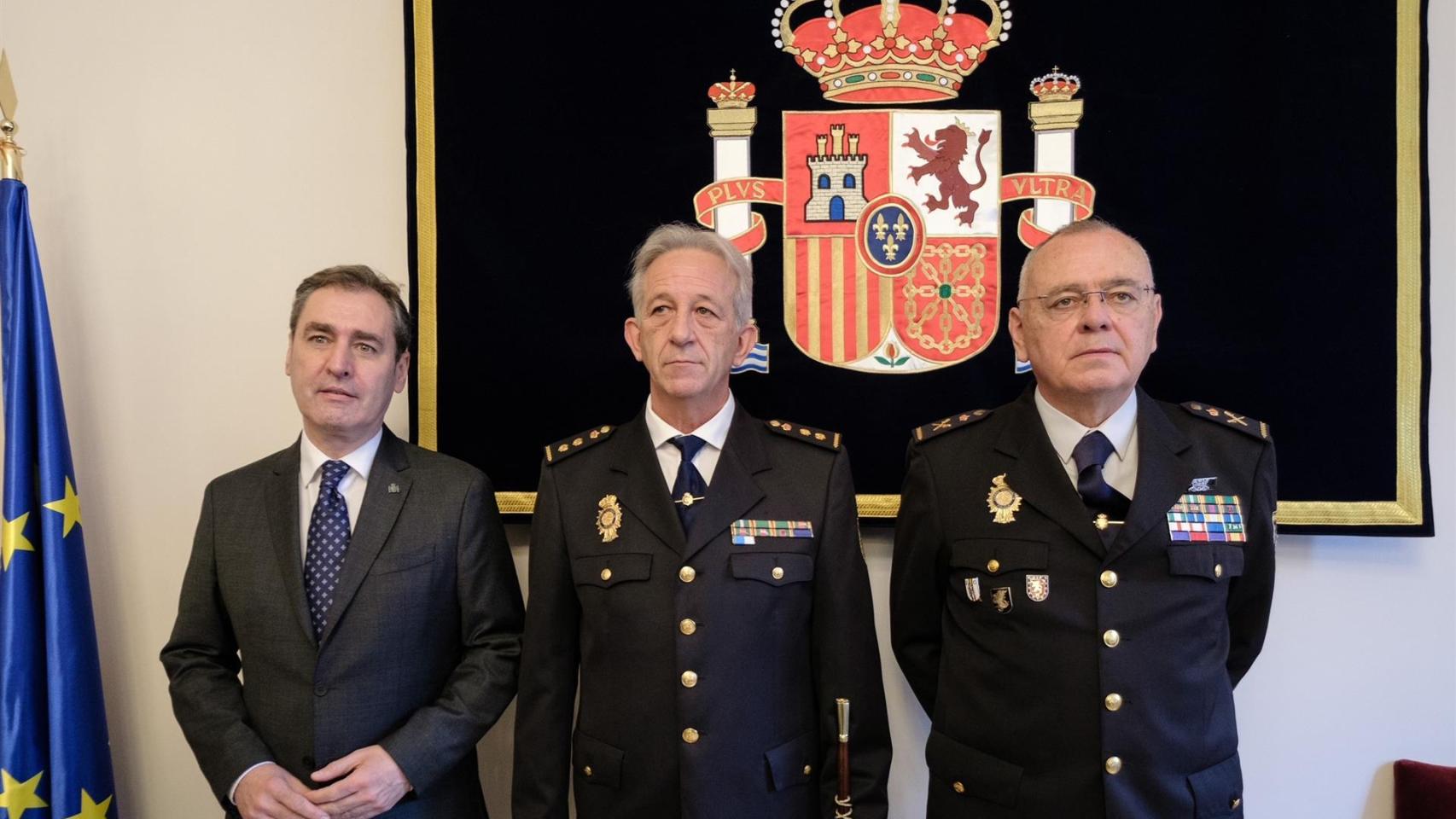 El nuevo comisario provincial de la Policía Nacional de Albacete, Antonio Bueno, junto al delegado del Gobierno en Castilla-La Mancha, Francisco Tierraseca. Foto: Delegación de Gobierno en CLM.