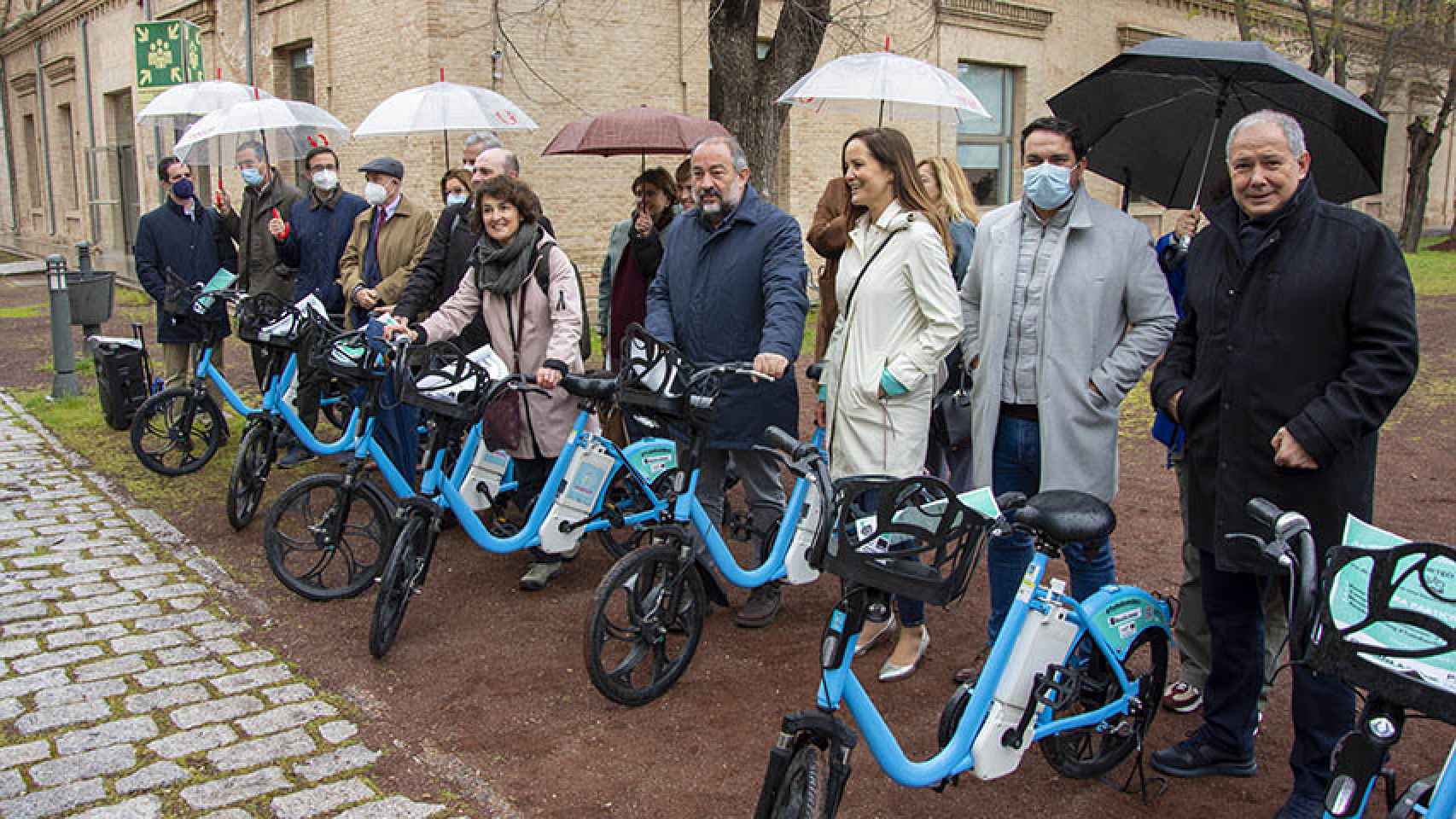 El rector de la UCLM y otros responsables del proyecto piloto junto a las bicicletas eléctricas.