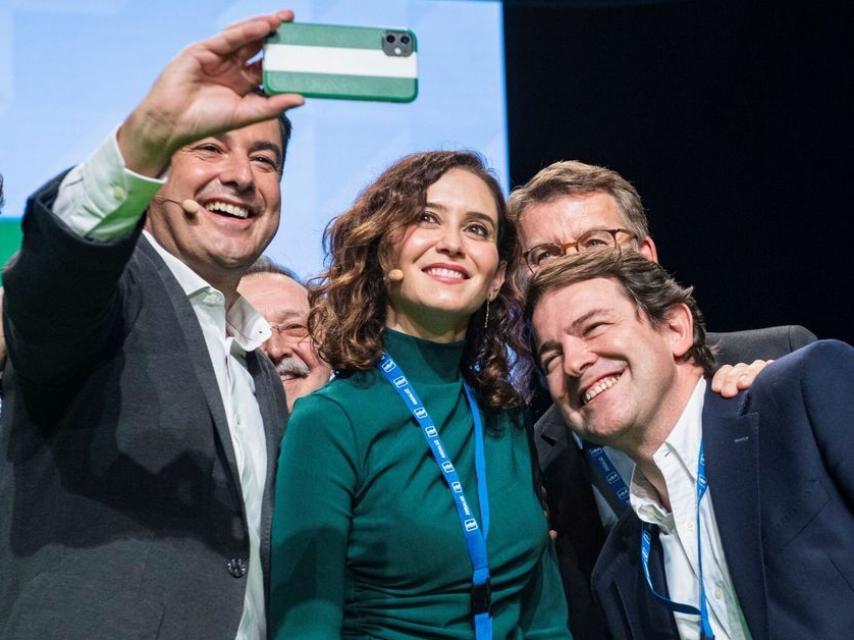 El presidente de la Junta, Juanma Moreno, con Isabel Díaz Ayuso, Alberto Núñez Feijóo y Alfonso Fernández Mañueco.