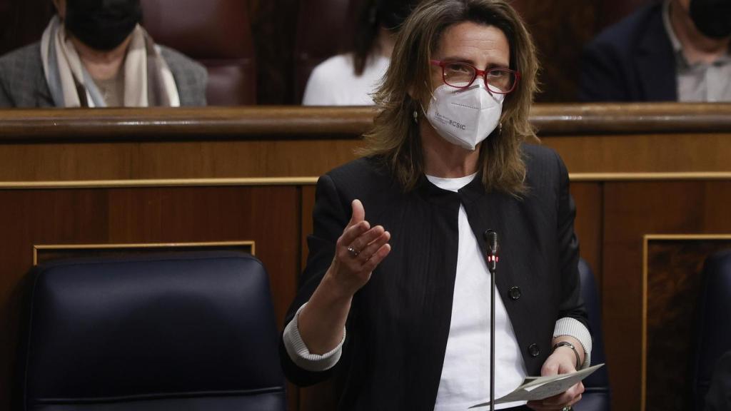 La vicepresidenta de Transición Ecológica, Teresa Ribera, durante una sesión de control al Gobierno.