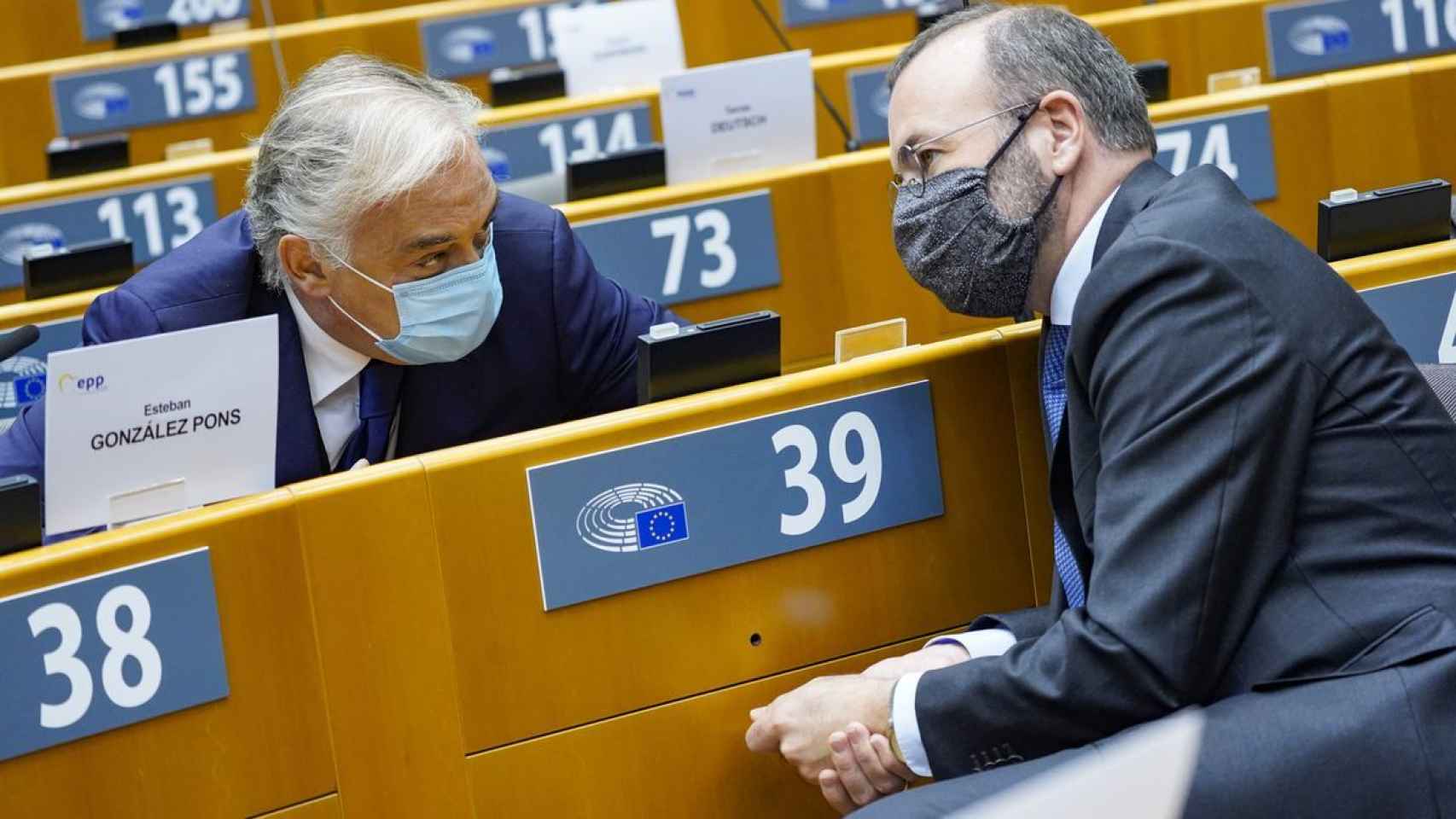 Manfred Weber, líder de los populares en el Parlamento Europeo, charla con Esteban González Pons, su 'número dos' en la Eurocámara.