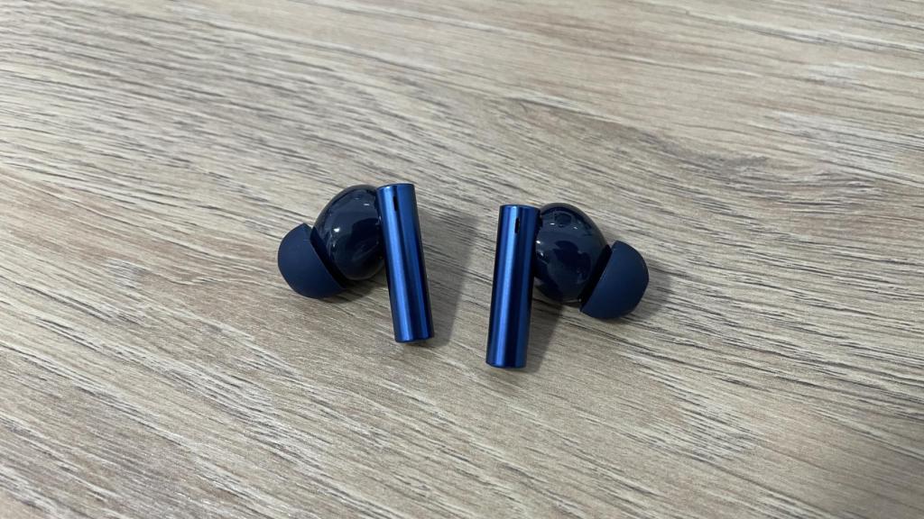 Los realme Buds Air 3 en color 'azul constelación'.