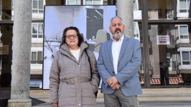 El vecino homenajeado, Juan José Duro, y la mujer a la que ayudó, Lourdes Gelpe.