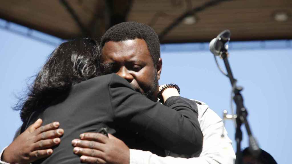 La portavoz de los familiares de los desaparecidos del naufragio, e hija de uno de ellos, María José Do Pazo, abraza a Samuel Kwesi, superviviente del naufragio en Terranova (Canadá).