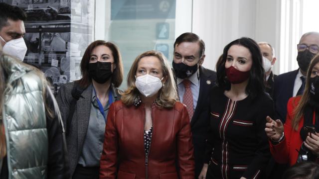 Nadia Calviño llega a Casa América acompañada por Pedro J. Ramírez y Cruz Sánchez de Lara.