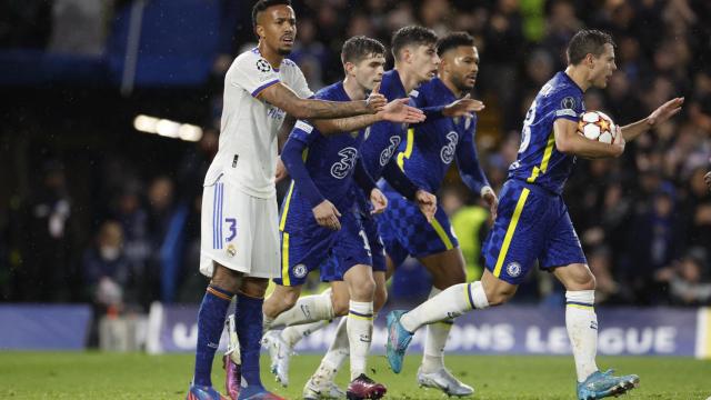 Eder Militao protesta una acción.