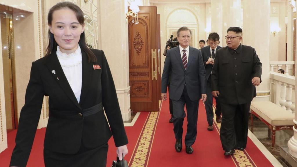 En primer plano, Kim Yo-jong, junto a Kim Jong-un y el presidente de Corea del Sur, Moon Jae-in, en una reunión histórica.