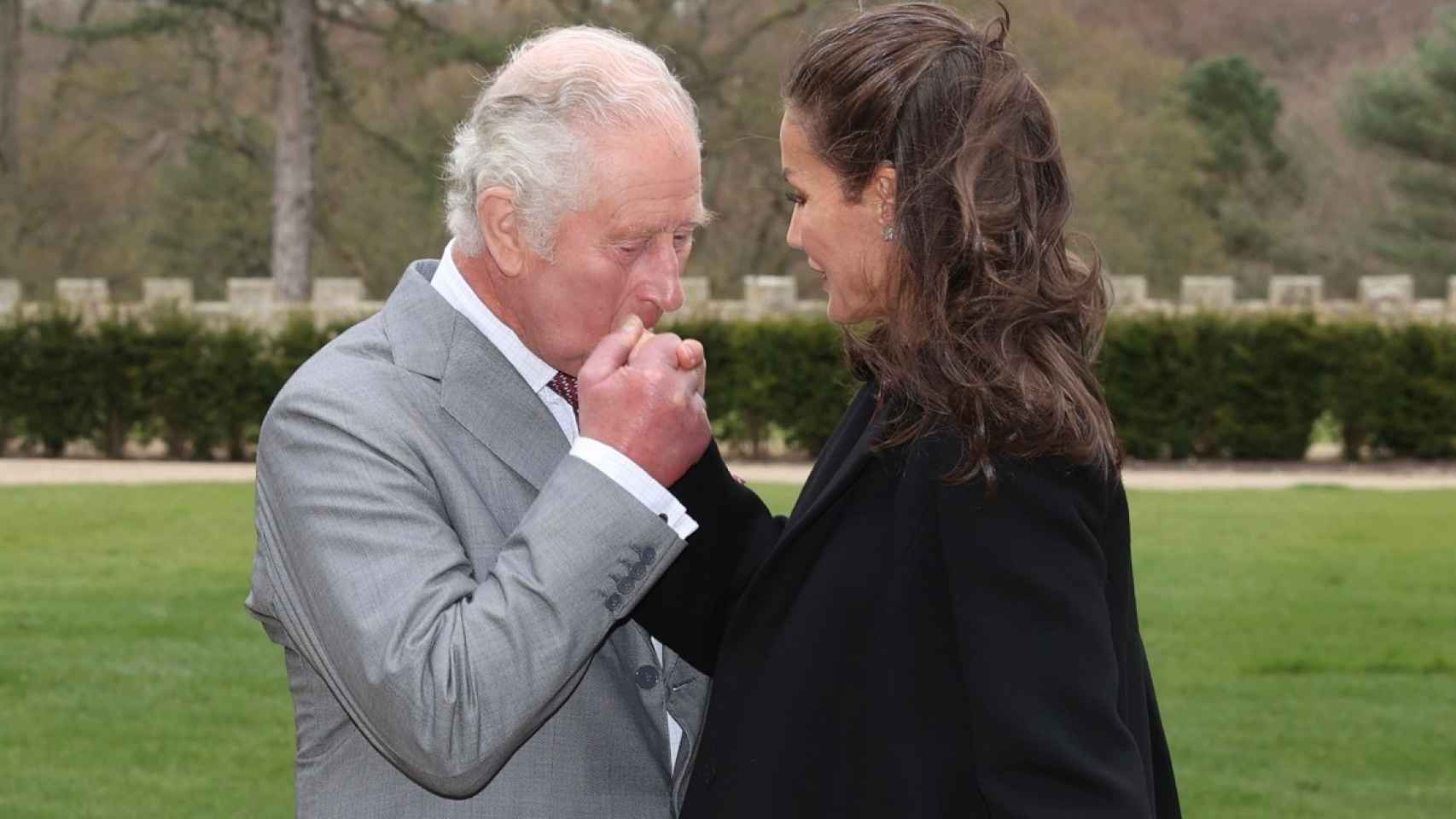 El príncipe Carlos recibe a Letizia con un respetuoso beso en la mano en la Spanish Gallery de Bishop Auckland.