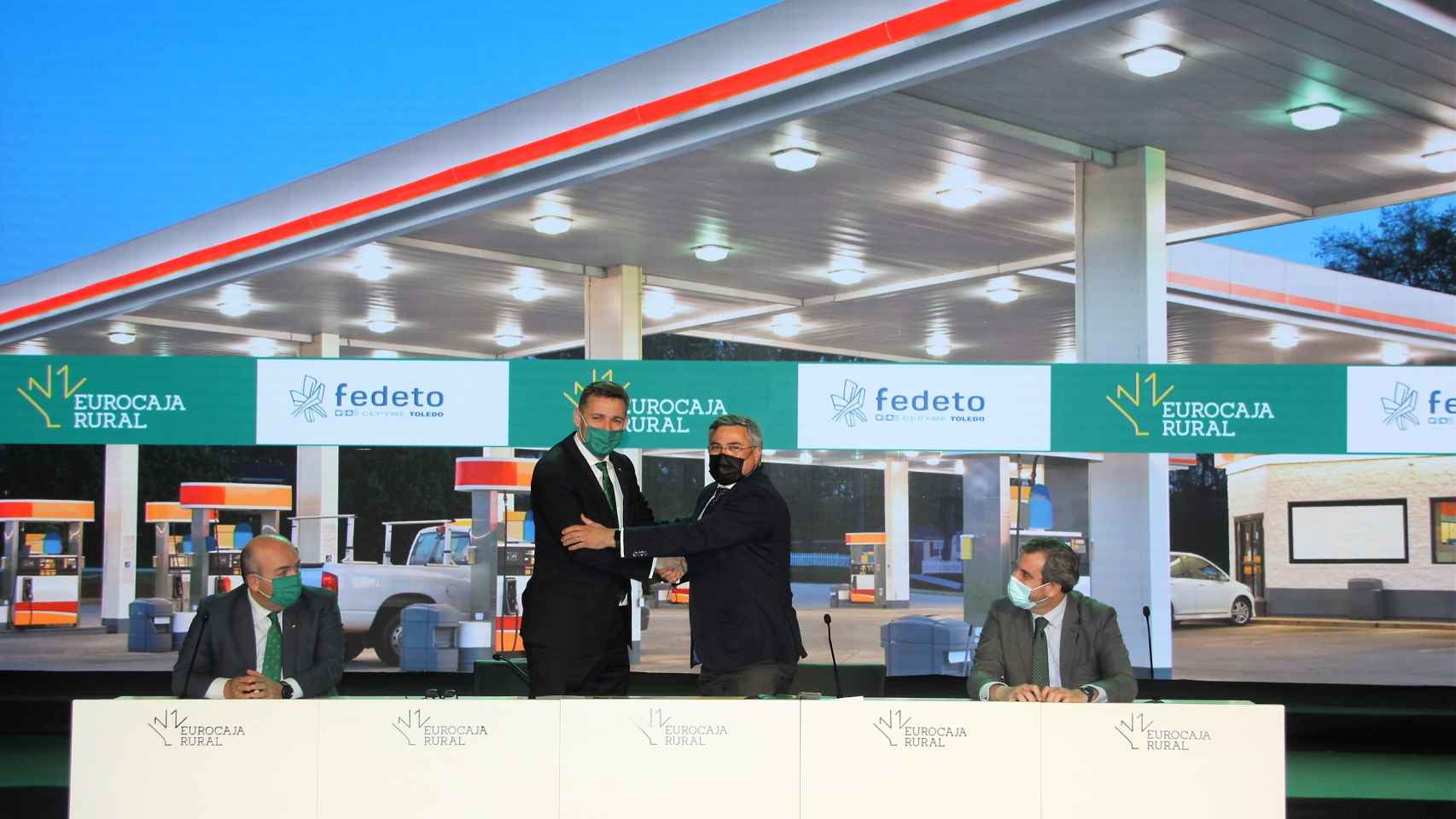 El director general de Eurocaja Rural, Víctor Manuel Martín López, y el presidente de Fedeto, durante la firma del convenio.