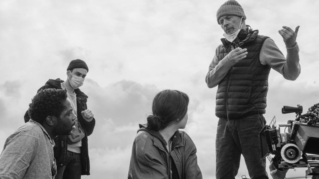 Jacques Audiard da instrucciones a los protagonistas de 'París, distrito 13' durante el rodaje