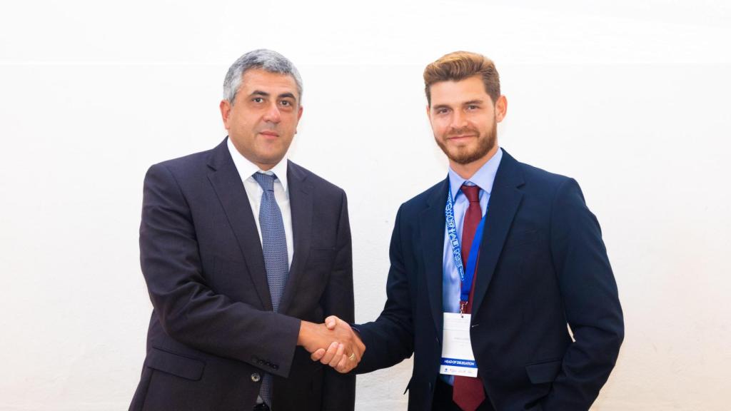 El CEO de Must, Pablo López, junto al secretario general de la OMT, Zurab Pololikshvili tras firmar el acuerdo de colaboración para reactivar el turismo pospandemia.