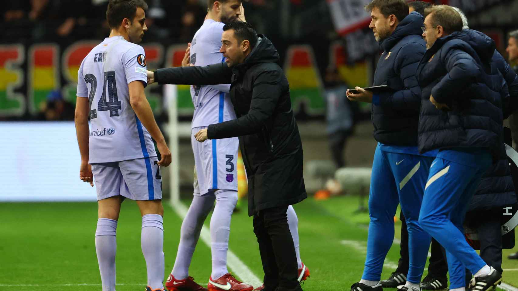 Xavi dando indicaciones a Eric García tras la lesión de Piqué