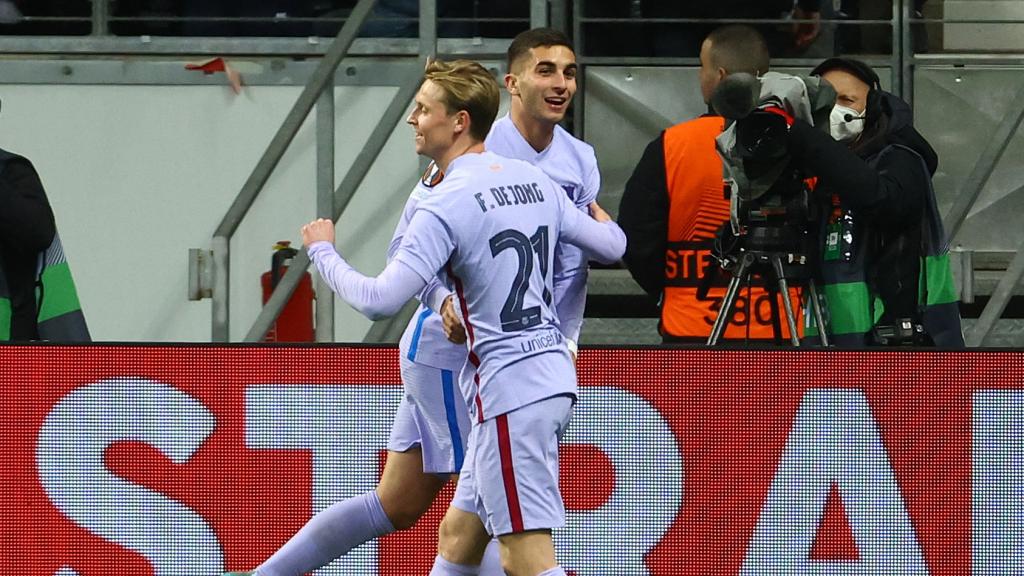 Ferran Torres y De Jong celebran el gol del Barça