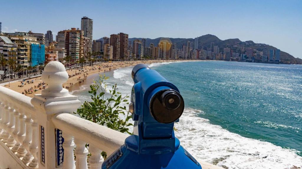 Benidorm reivindica su 'modelo vertical' para reducir los residuos y gastar menos agua.