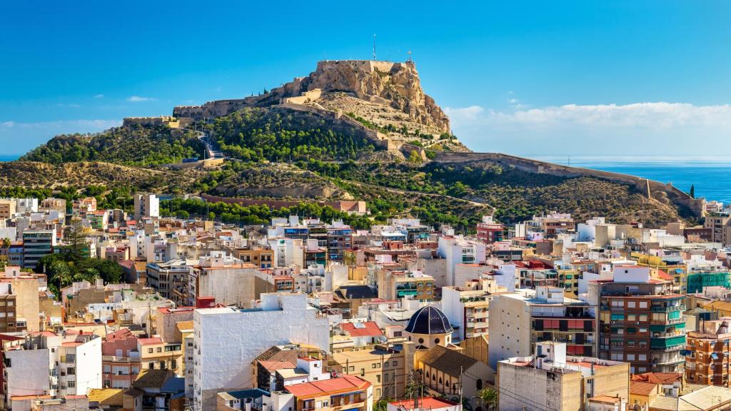 Panorámica de Alicante un día soleado.