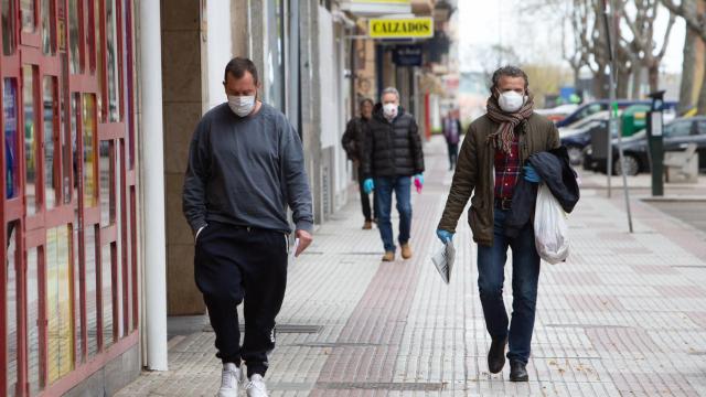 Varias personas paseando por una calle de Zamora