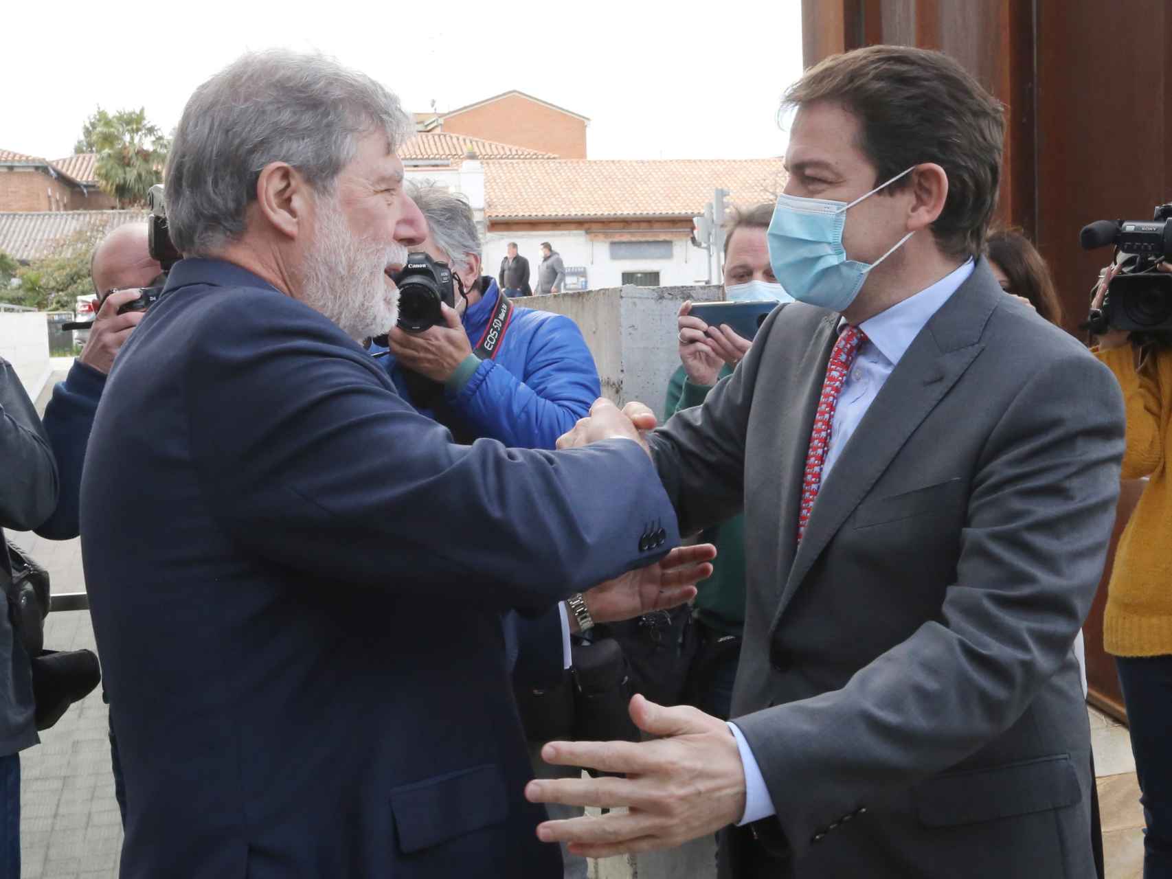 Santiago Aparicio y Alfonso Fernández Mañueco en la Asamblea General Electoral de CEOE