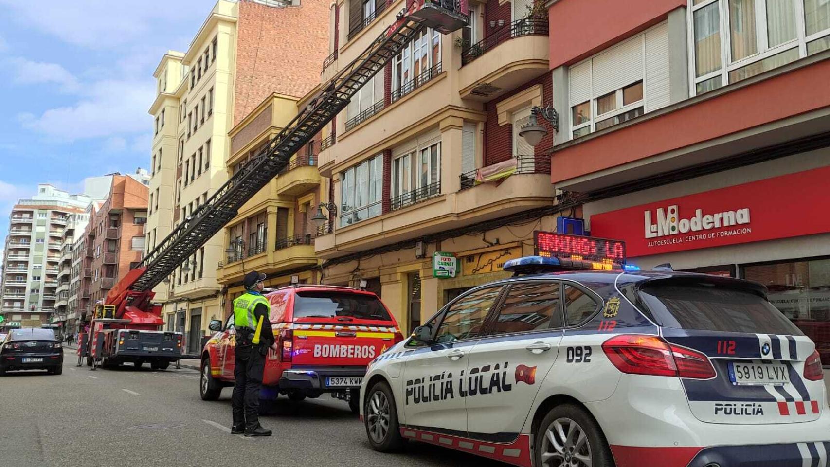 Bomberos de León trabaja en la reparación de la cornisa con la supervisión de la Policía Local