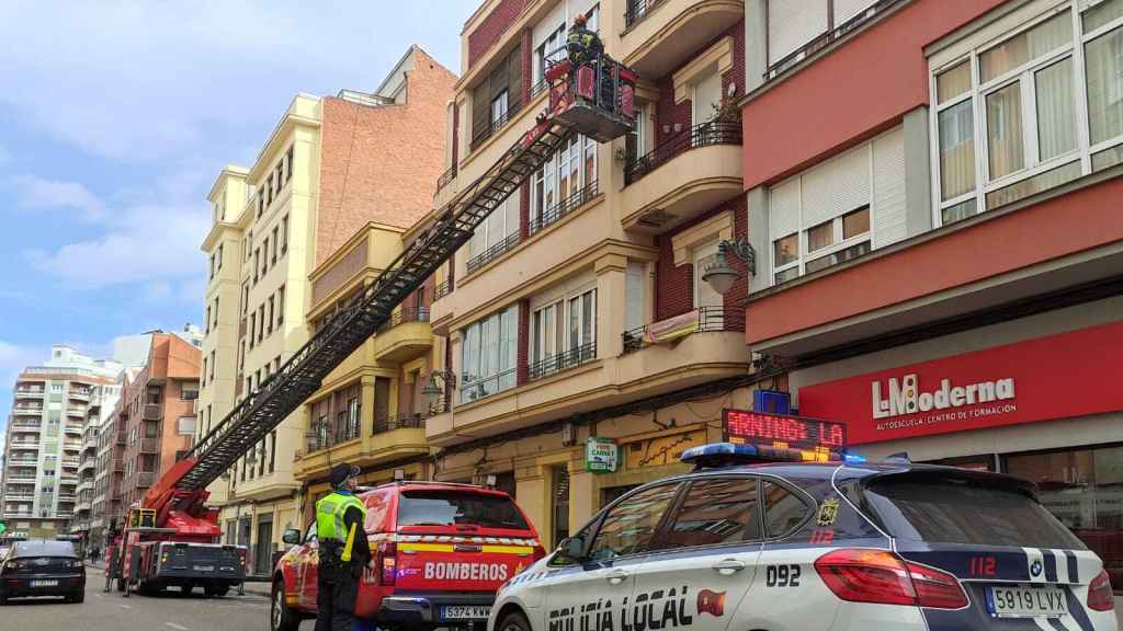 Bomberos de León trabaja en la reparación de la cornisa con la supervisión de la Policía Local
