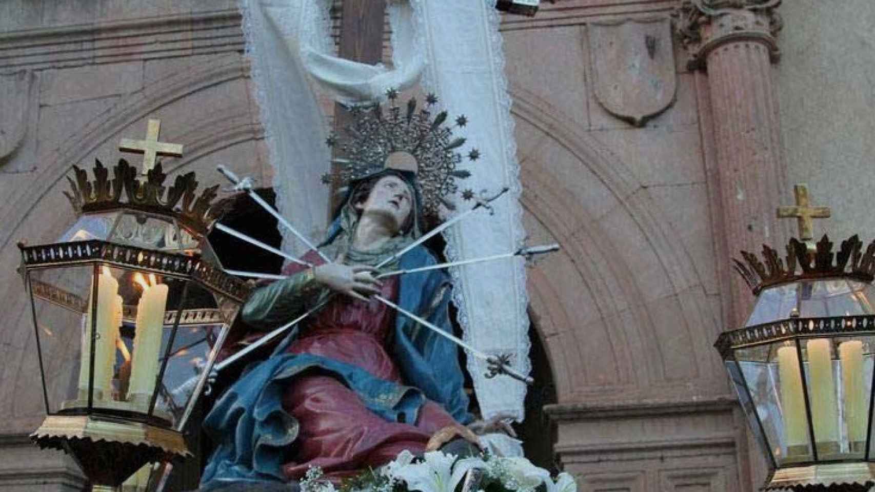 Paso de La Dolorosa a su salida de la iglesia de la Vera Cruz de Salamanca