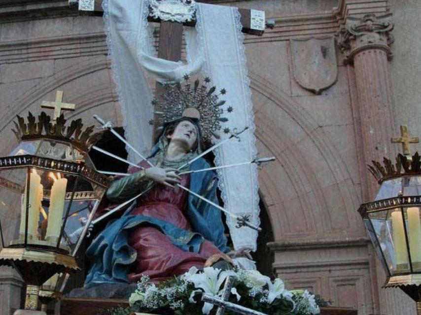 Paso de La Dolorosa a su salida de la iglesia de la Vera Cruz de Salamanca