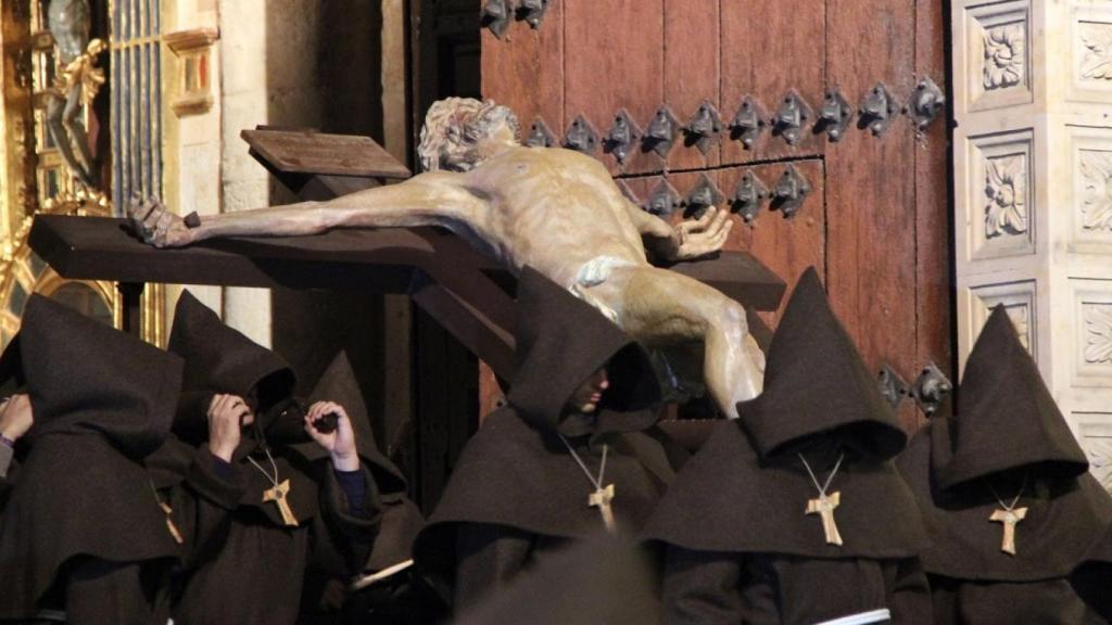 Salida del Cristo de la Humildad de la iglesia de San Martín en Salamanca