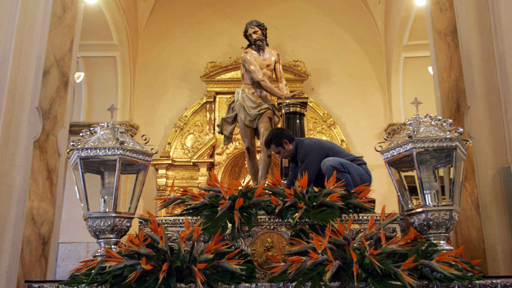 Decoración del paso 'El señor atado a la columna' con flores 'Aves del Paraíso', en la iglesia de la Vera Cruz de Valladolid