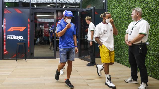 Fernando Alonso y Lewis Hamilton, saliendo de una reunión en Arabia Saudí.