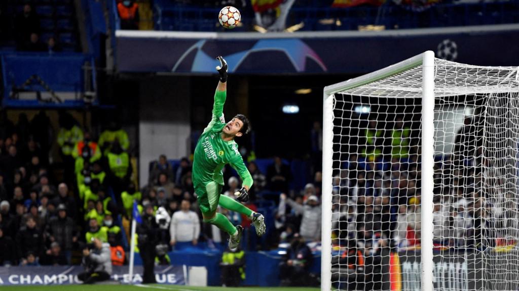 Thibaut Courtois haciendo una parada en Stamford Bridge