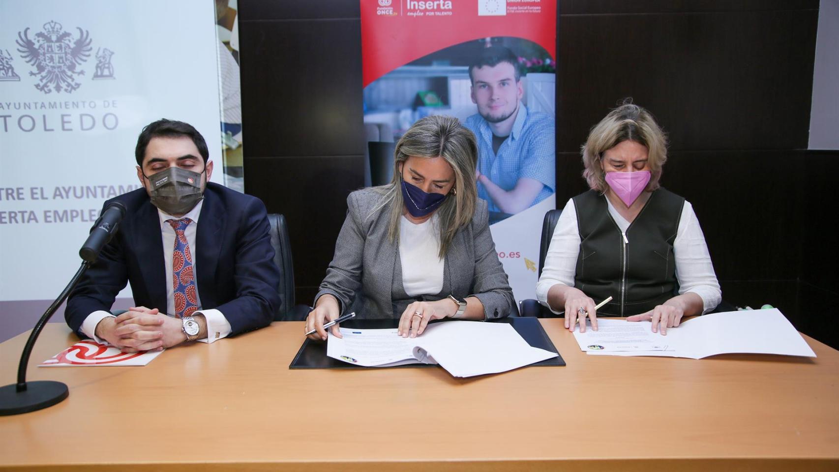 Convenio entre la alcaldesa de Toledo, Milagros Tolón y ONCE. Foto: Ayuntamiento de Toledo.