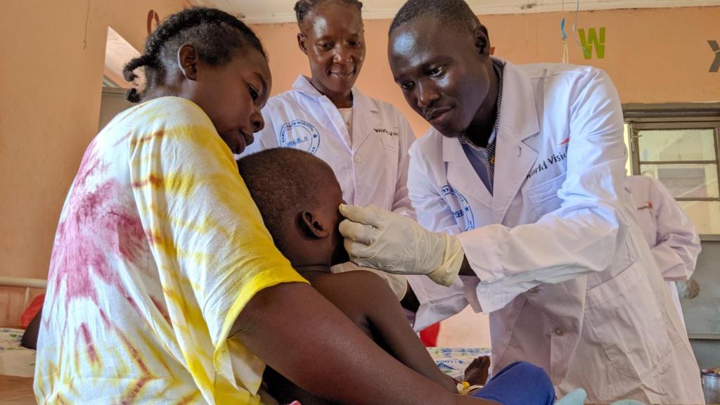 Un médico revisa a un niño que recibe tratamiento en un centro de salud asistido por World Vision en el condado de Yambio, capital del estado de Equatoria Occidental..