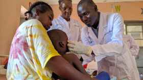 Un médico revisa a un niño que recibe tratamiento en un centro de salud asistido por World Vision en el condado de Yambio, capital del estado de Equatoria Occidental.