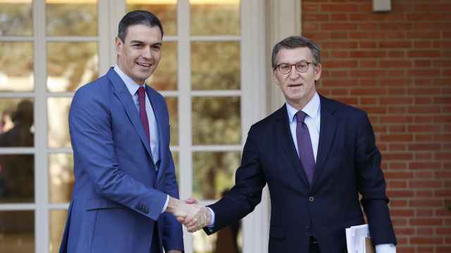 El presidente del Gobierno, Pedro Sánchez, recibe al presidente del PP, Alberto Núñez Feijóo, en Moncloa.