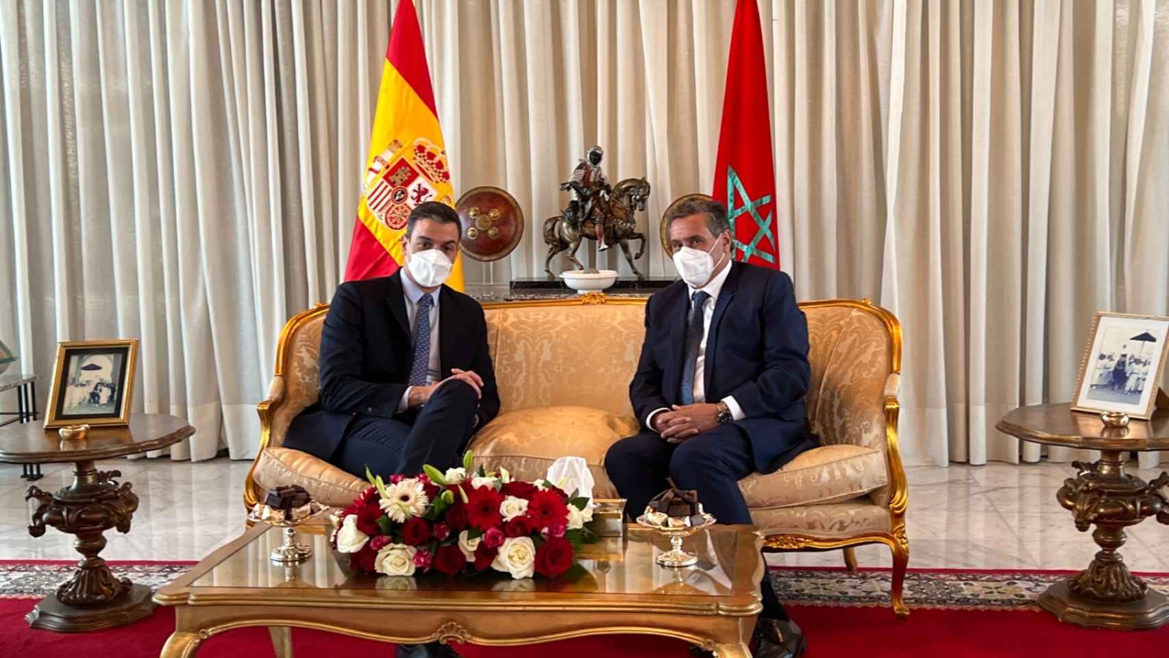 Pedro Sánchez junto al primer ministro marroquí, Aziz Ajanuch.