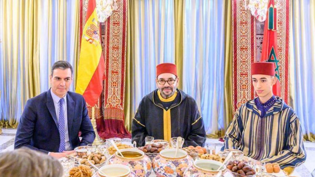 Pedro Sánchez, Mohamed VI y su hijo, el príncipe Mulay Hasán, en el palacio real, en Rabat, el pasado abril.