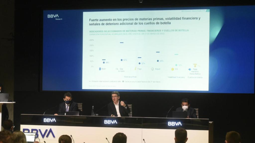 Los economistas de BBVA Research Rafael Doménech, Jorge Sicilia y Miguel Cardoso.