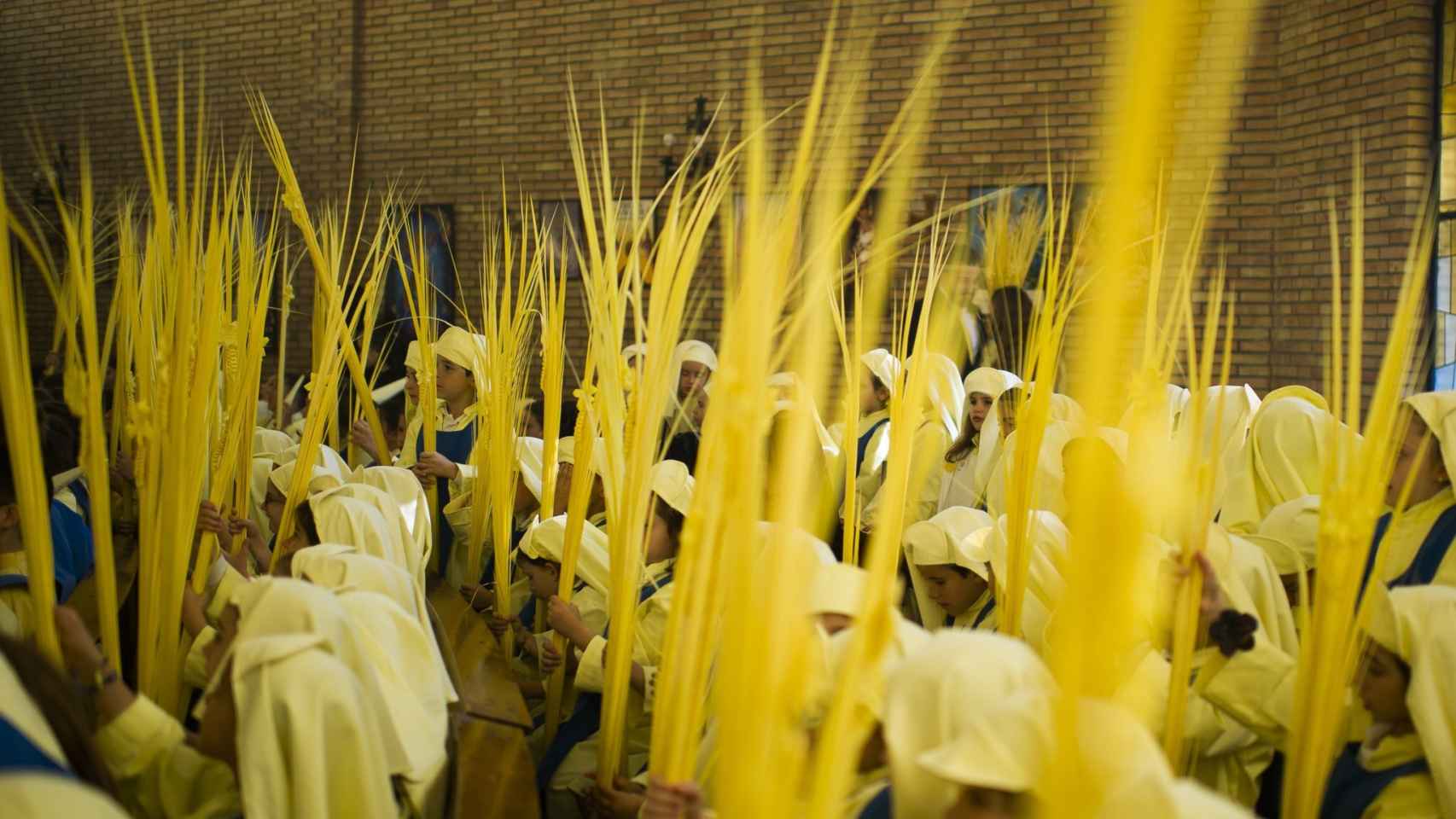 Una imagen de archivo de los nazarenos preparados para salir en procesión.