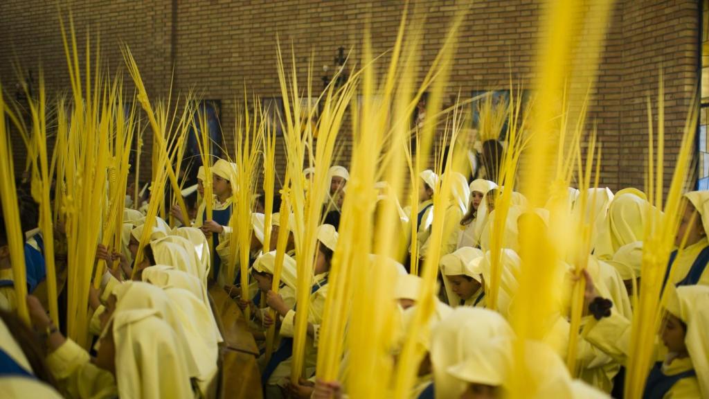 Una imagen de archivo de los nazarenos preparados para salir en procesión.