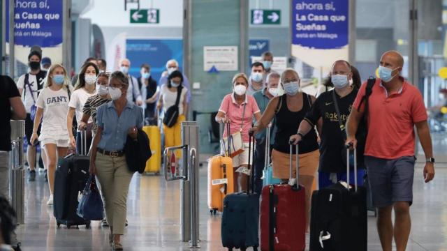 Imagen de un grupo de pasajeros llegados al aeropuerto de Málaga.