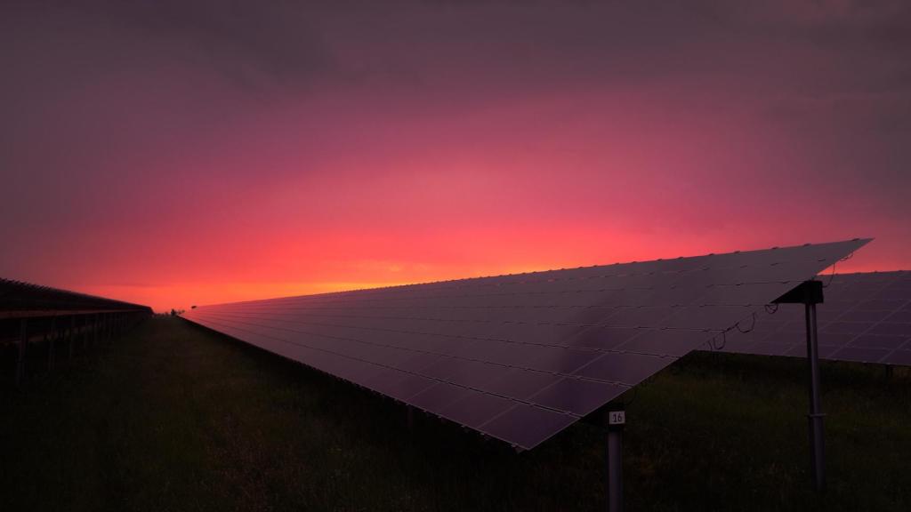 Un panel solar en la noche.