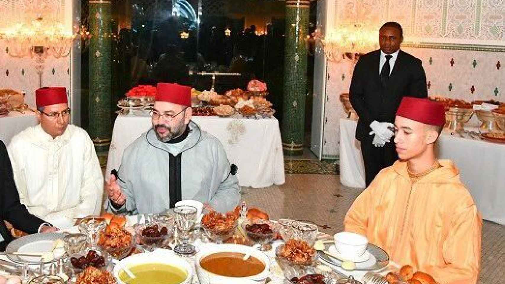 El rey Mohamed VI durante un banquete junto a su hijo el heredero.