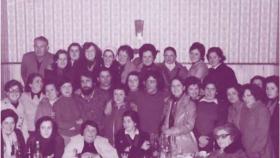 Mujeres del 10 de marzo de Ferrol con presos en una foto de archivo.