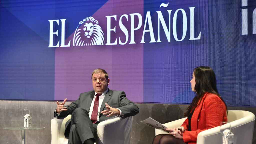 Juan Manuel Serrano, presidente de Correos, junto a Elena Lozano, redactora de banca de El Español.