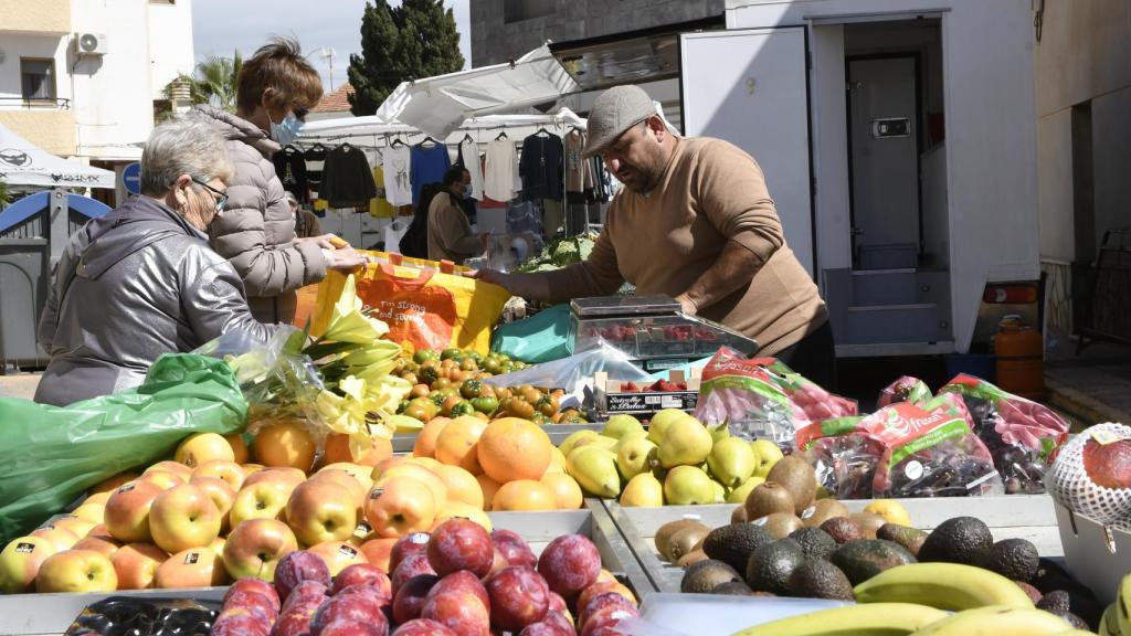 Frutas y verduras en el mercadillo de Palomares, que se celebra los miércoles en la arteria principal del pueblo.