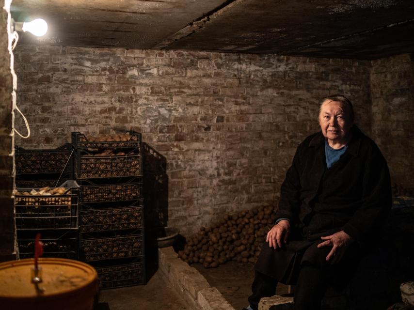 Con una bombilla, tres colchones y decenas de barcas de patatas, Kateryna Kondratenko se refugió en su bodega junto con su marido.