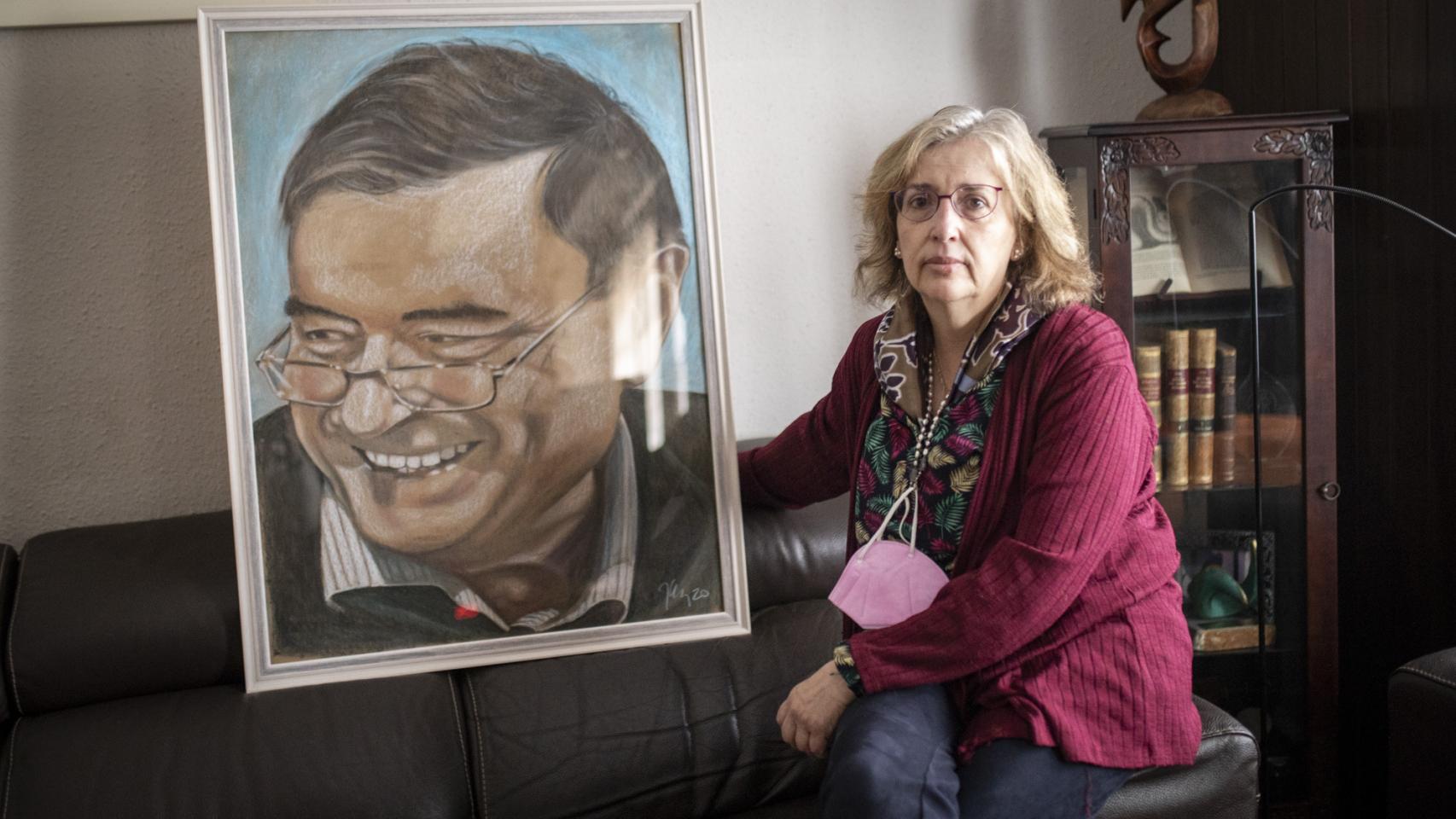 Irene San José, en la casa familiar de Zaragoza, con un retrato de su marido.
