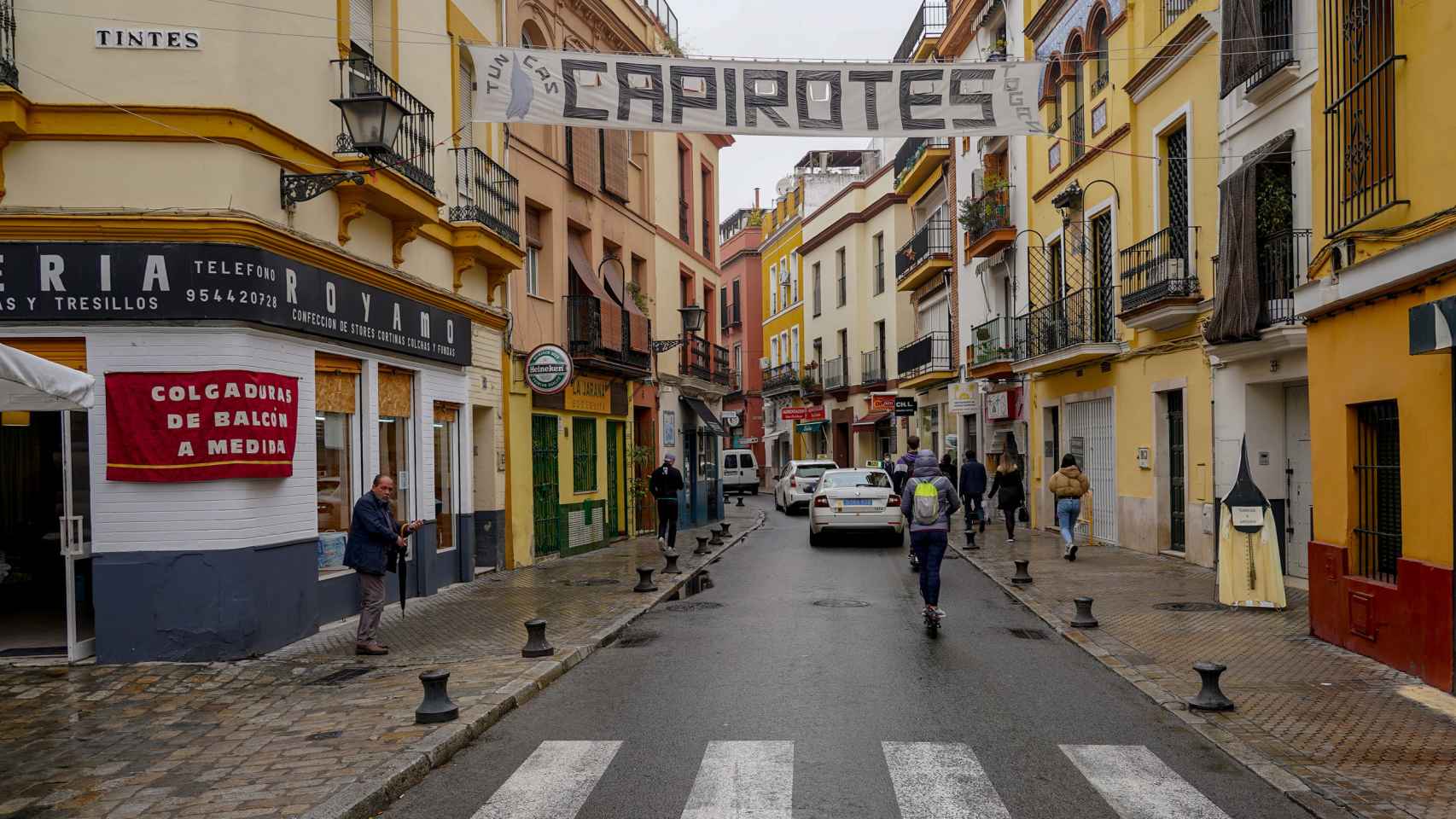 Una calle de Sevilla en la que hay varios comercios de utensilios para nazarenos y costaleros.