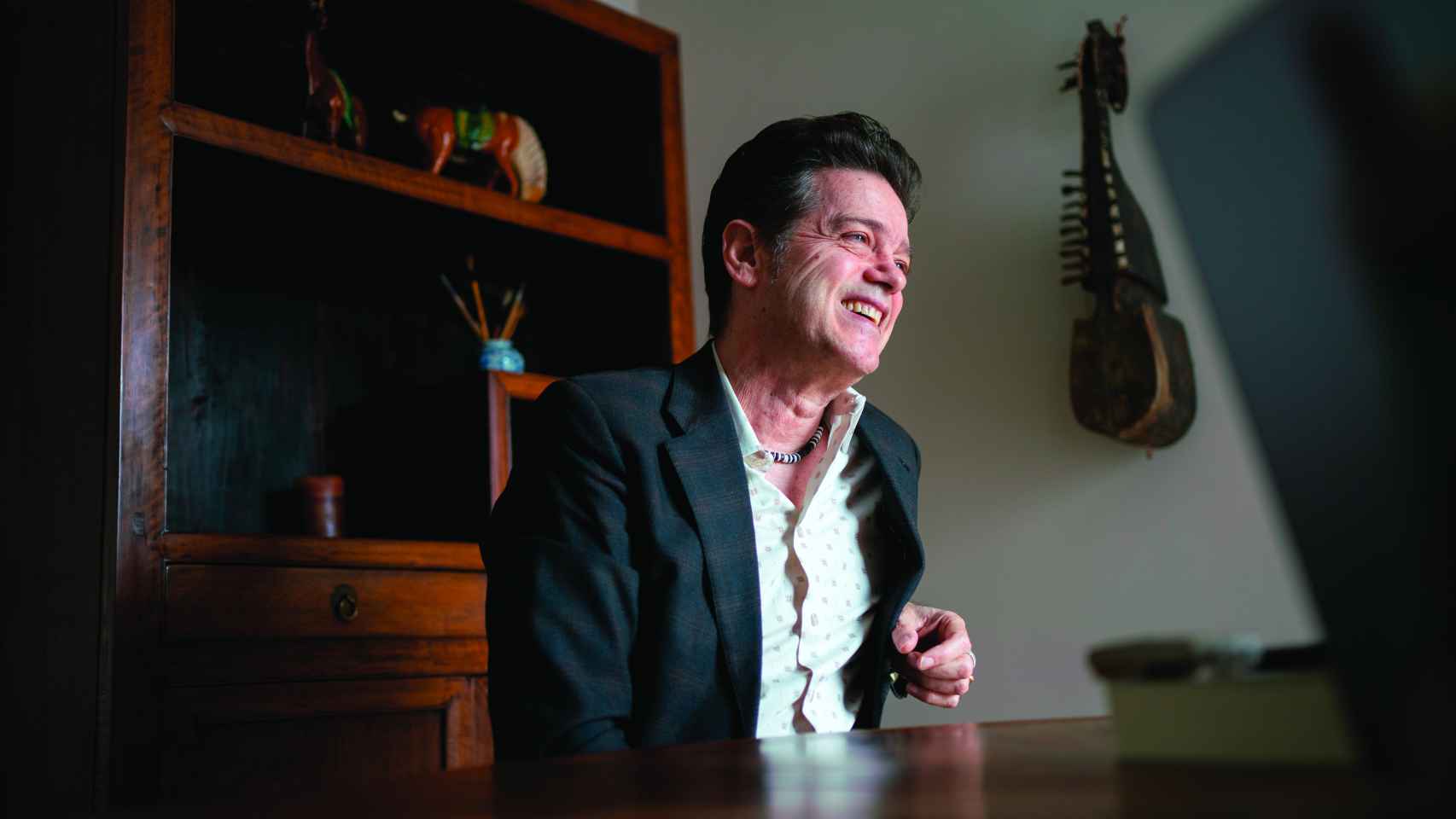 Auserón durante la entrevista, en el salón de su casa. Foto: Silvia P. Cabeza