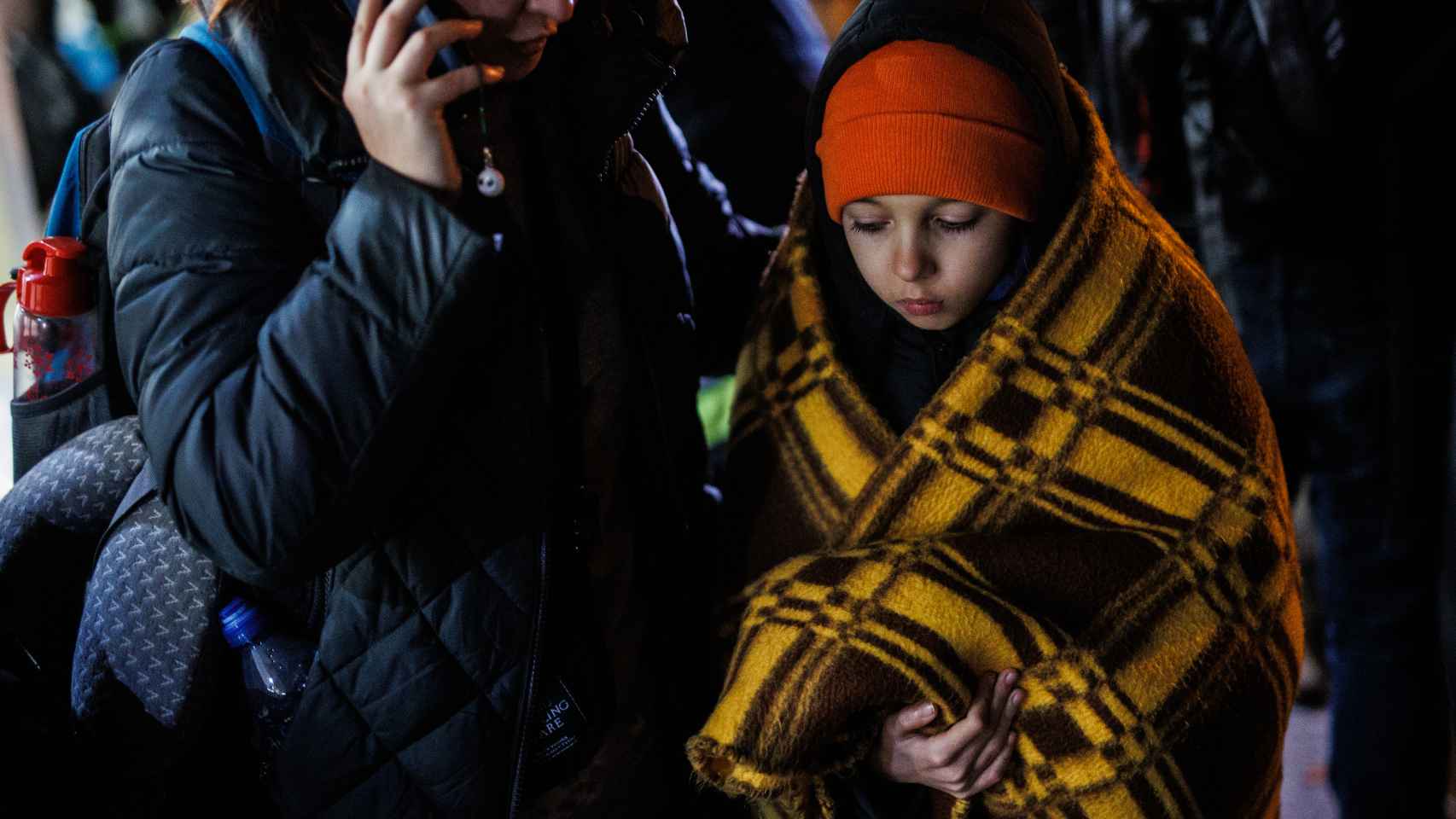 Refugiados ucranianos con niños llegan a la estación de tren de Przemysl (Polonia)