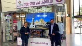 Visita del alcalde al punto de información turístico en la estación Campo Grande